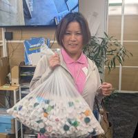 エコキャップを回収するスタッフ