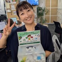エコキャップ回収に協力するスタッフ