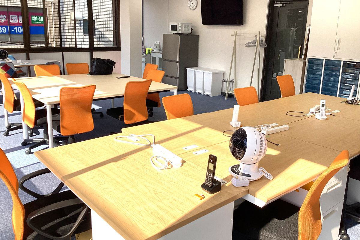 ヘルパー事業所 人・花 あさひ スタッフが集まる事業所内の様子